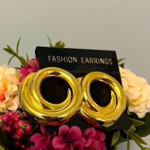 GOLD STATEMENT EARRINGS